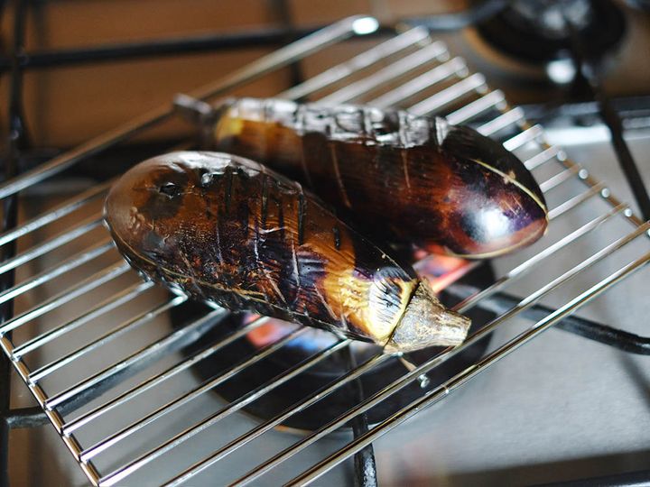 切れ込みを入れたナスを焼く