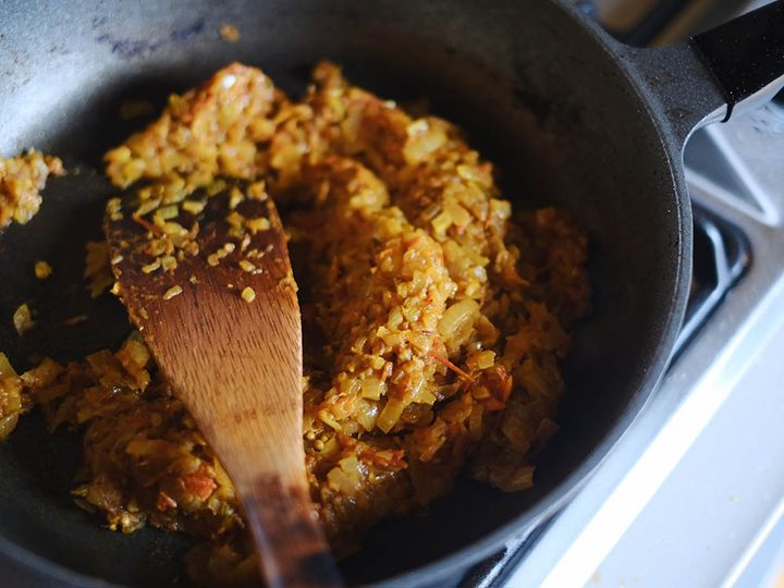 野菜を炒める