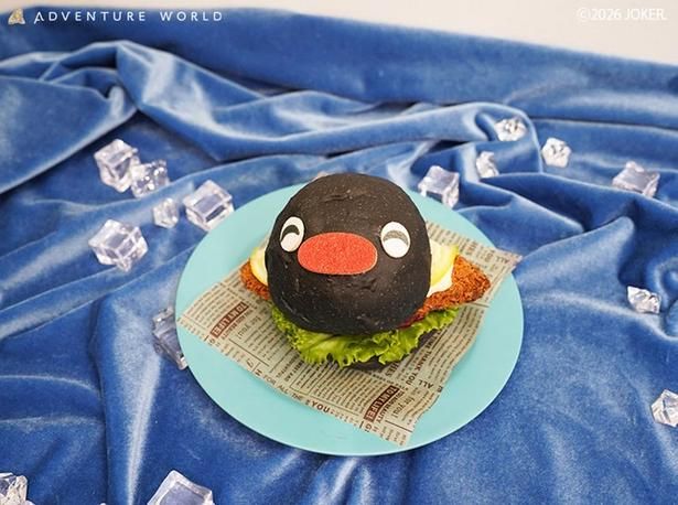 パン工房で販売される「お魚大好きピングーのサーモンフライサンド」(1300円)