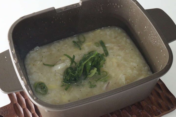 レンジ調理マルチクッカー中で完成したチーズ入りリゾット