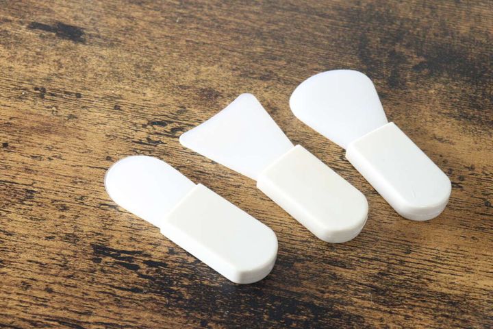 木目調のテーブルに並べられた3種類の白いミニスパチュラ