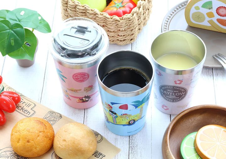 3種のタンブラーと軽食が並べられたテーブルの俯瞰写真