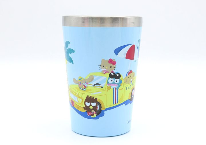 オープンカーに乗るサンリオキャラが描かれた水色タンブラー