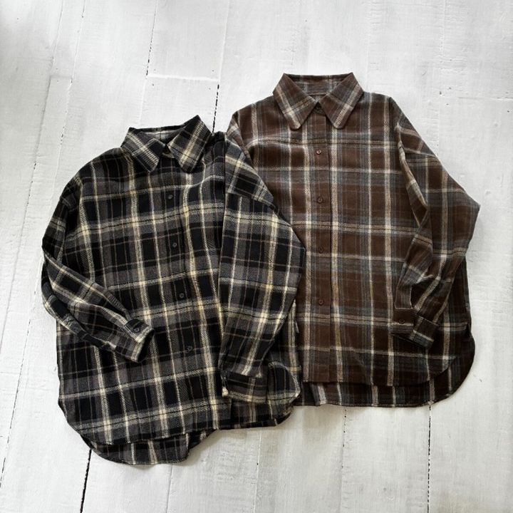 黒系と茶系のチェック柄シャツ
