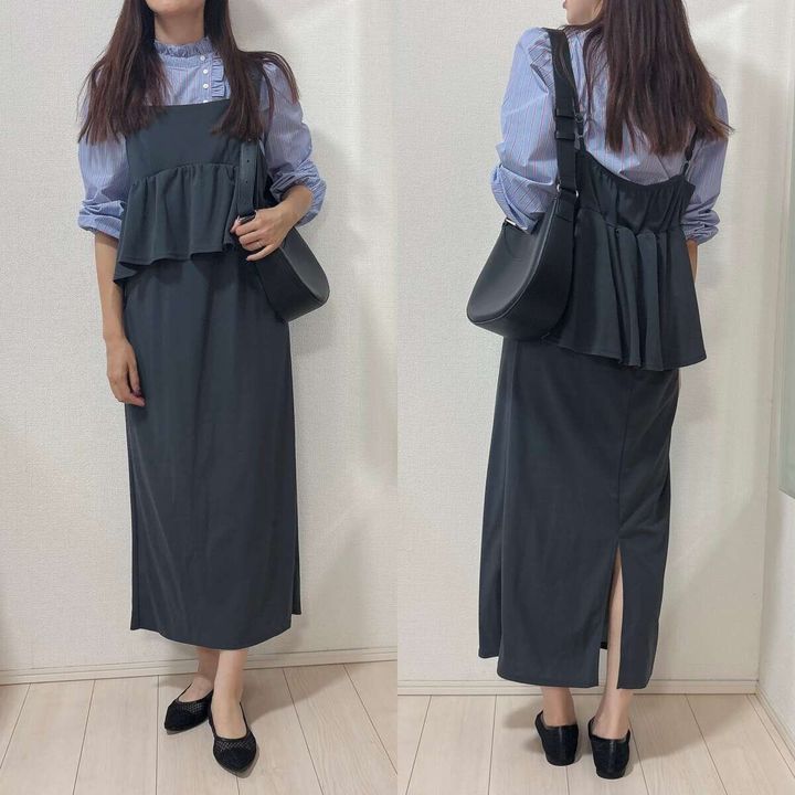 青いブラウスをインナーにグレーのキャミワンピを着た女性