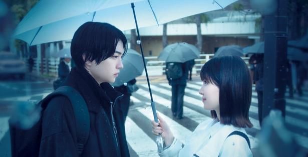 『時給三〇〇円の死神』で時給300円の“死神”のアルバイトを始める2人 [c]2026藤まる/双葉社・「時給三〇〇円の死神」製作委員会