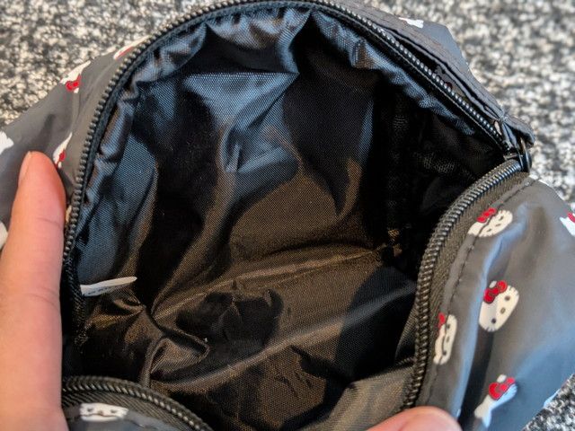 ブラックの裏地が付いたポーチの内側