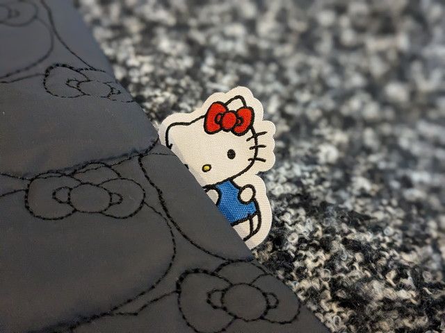 トートのサイドからのぞくハローキティのタグ