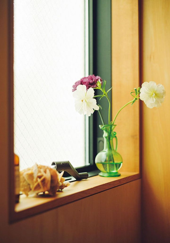 小さな花器を置くだけで気持ちが晴れやかに