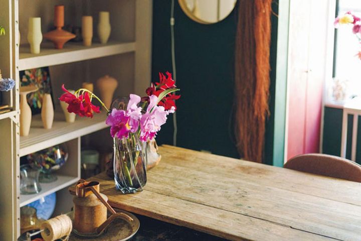 窓際のテーブルで丁寧に花束を作っていきます。花器も販売。