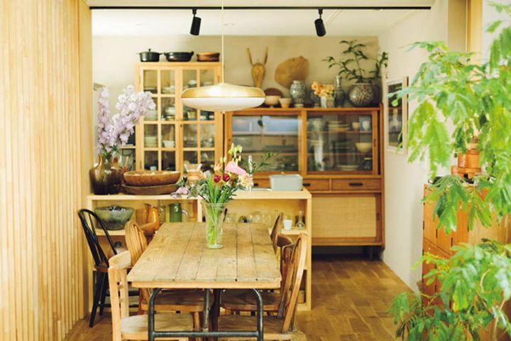 テーブル上には常に生花を。インテリアとして花器も楽しみます。