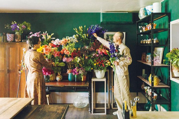 切り花を1本でも。玄関から洗面所、トイレまで「家じゅうに花」がある、フラワーショップ夫婦の暮らし
