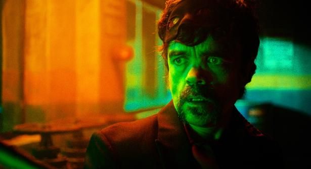 ウィンストンを演じるのは「ゲーム・オブ・スローンズ」のピーター・ディンクレイジ TM & [c] 2025 Legendary. All Rights Reserved.