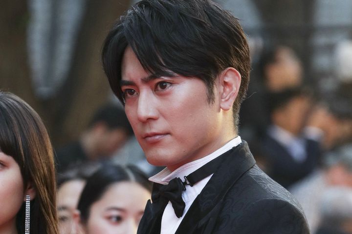 間宮祥太朗さん（2019年10月28日、時事）