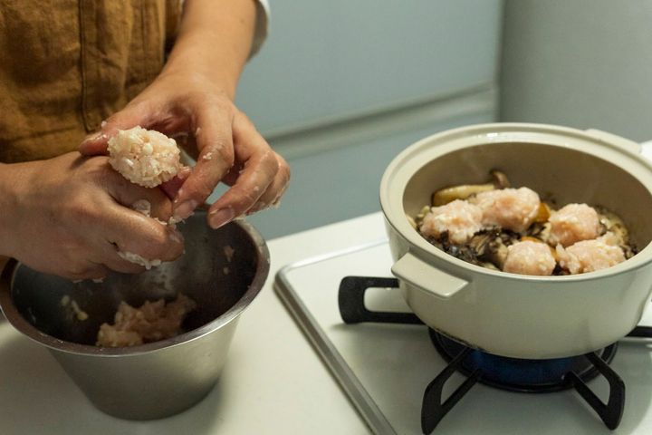 きのこは“焼く”のが正解！ 「鶏団子と楽しむ秋のうまみ満載みぞれ鍋」鶏団子の作り方
