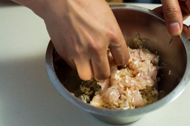 きのこは“焼く”のが正解！ 「鶏団子と楽しむ秋のうまみ満載みぞれ鍋」肉団子の作り方