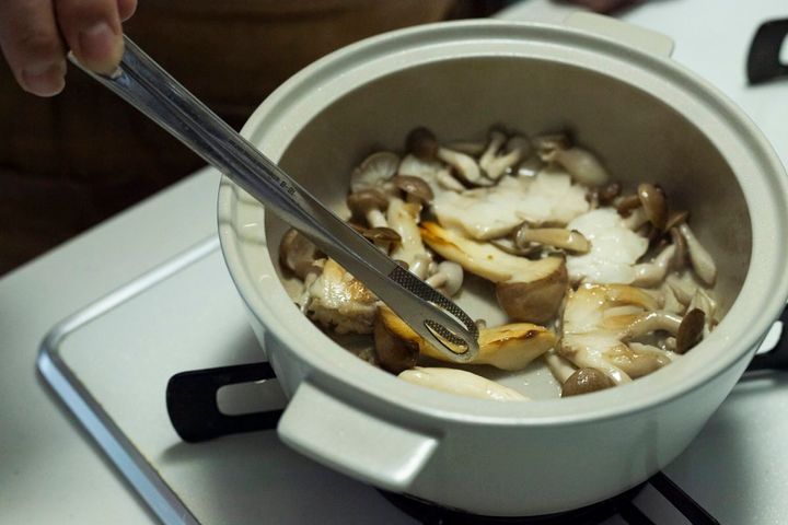 きのこは“焼く”のが正解！ 「鶏団子と楽しむ秋のうまみ満載みぞれ鍋」きのこの焼き方