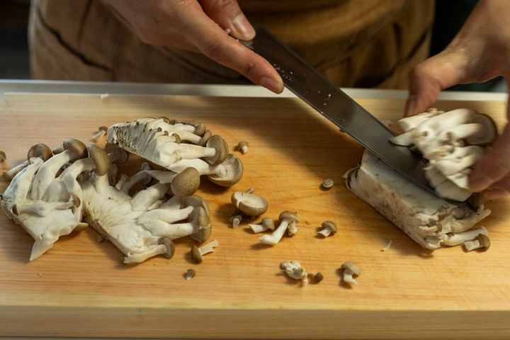 きのこは“焼く”のが正解！ 「鶏団子と楽しむ秋のうまみ満載みぞれ鍋」きのこの切り方