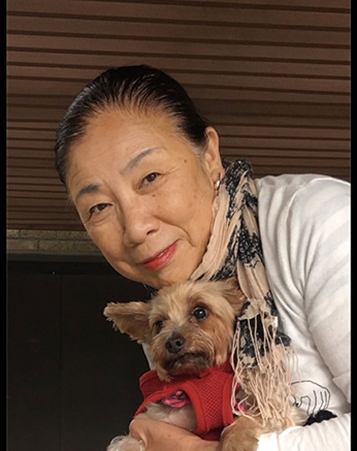 60代になって、30代から続けていた白髪染めをやめようと決意。「カラー剤で頭皮が傷んだことがきっかけ。染めるための時間やお金もほかのことに使えるようになりました」