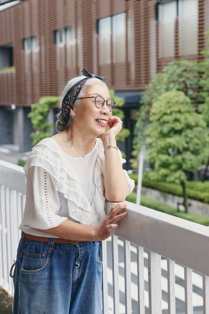 白髪染めをやめ、自分らしく自由に人生を楽しむように