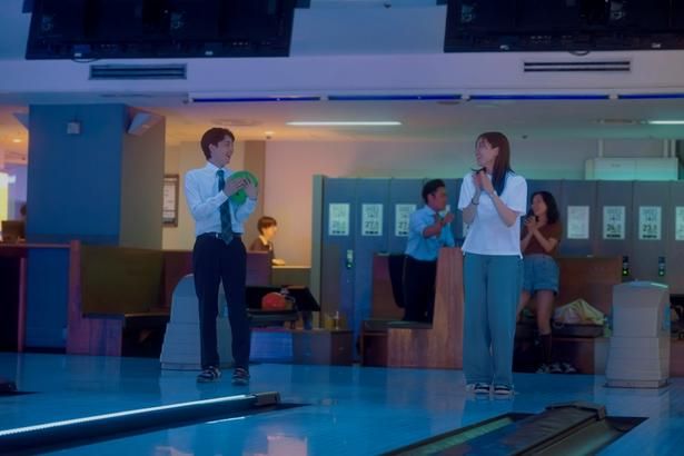 「笑ってコラえて！」に出演していた和さんと将一さんを演じた、川口と高杉 [c]遠藤和/小学館 [c]2026「ママがもうこの世界にいなくても」製作委員会