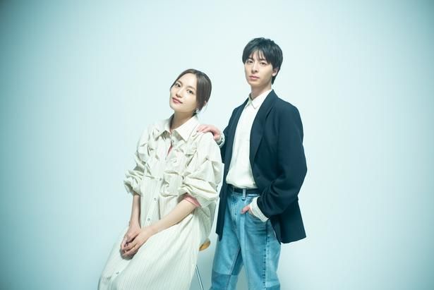 【写真を見る】夫婦役を演じた川口春奈と高杉真宙。役さながらの絆を感じさせるツーショット 撮影/木村篤史