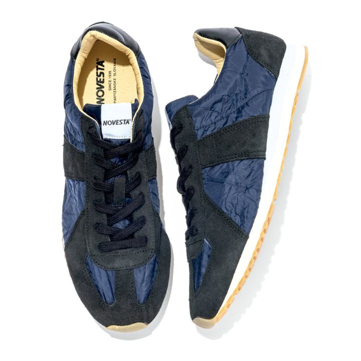 薄底 スニーカー レトロモード NOVESTA Gat Marathon Classic 洗いをかけたような味わいのあるアッパーがかっこいい。ネイビー×黒。 3万800円（ノヴェスタ／ノヴェスタ ジャパン）