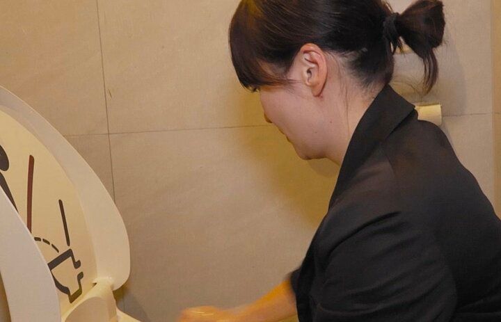 【写真・画像】京都の老舗呉服店の美人女将（43）、手でトイレ掃除する姿に驚きの声「よくできた人だな」 1枚目