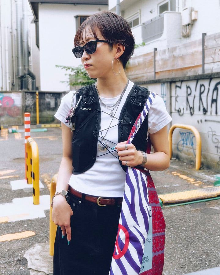 【20代スナップ＠原宿】サロモンのランニングバッグがモード感を演出