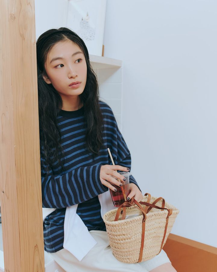 ダボっとロンTにひと工夫。セーターを腰巻きしてメリハリ＆寒暖差対策【FUDGE 10月号連動企画 – ロングスリーブとショートボトムで……。 | DAY 07】