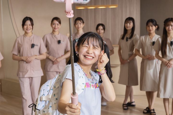 父のために整形に挑戦する小学生インフルエンサーの宝田萌乃（古川凛）