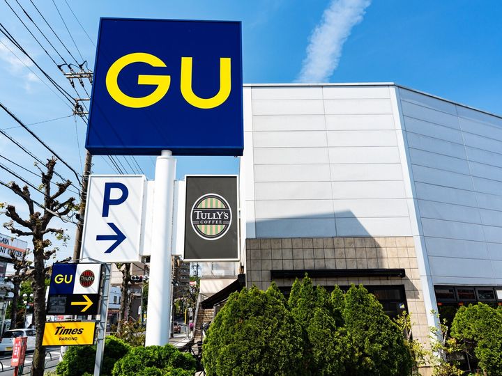 「GU」から、人気キャラクター「ちいかわ」とのコラボレーションアイテムが11月に発売されます。“さむ〜い雪の日も楽しもう！”をテーマに、おでかけ着とルームウェアの2週連続発売が予告され、SNSで大きな反響を呼んでいる同企画を紹介します。