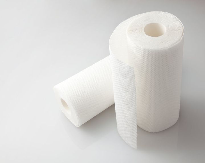 キッチンタオルを使って容器の汚れを簡単に落とす方法とは？