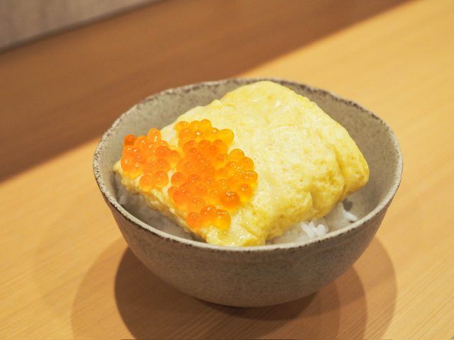 だし巻き玉子といくらをご飯にのせた様子