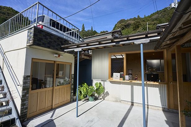 屋根から店に降りていくアプローチは、急傾斜に立つ店ならでは