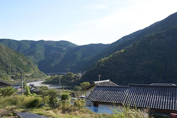 店への道すがら清流・仁淀川が眼下に。観光名所の浅尾沈下橋からもほど近い