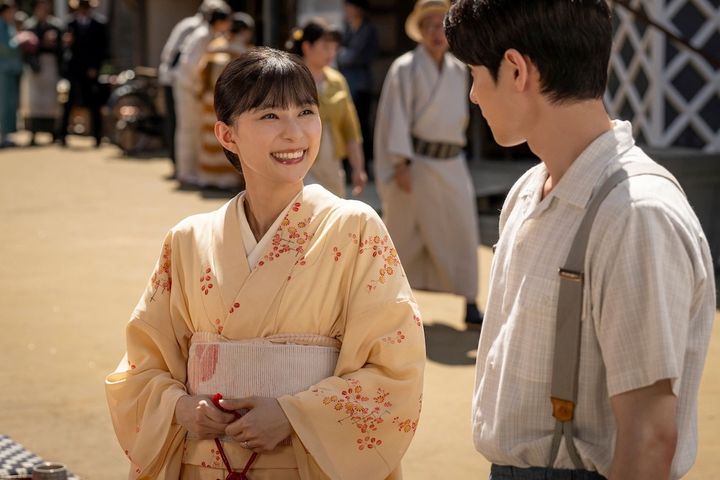 左から江端なつ美役の芳根京子、江端瀧昌役の本田響矢 ドラマ『波うららかに、めおと日和』（続編）第1話場面写真 （C）フジテレビ width=