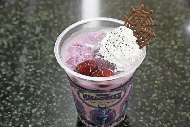 クモの巣をイメージしたチョコレートがトッピングされた「“ディズニー・ハロウィーン”スペシャルドリンク」(800円)