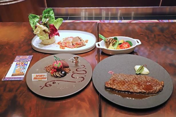 「“ディズニー・ハロウィーン”エンパイア・グリル・シグネチャーディナー」(1万4300円)のアペタイザーとメイン・ガニッシュ、デザート