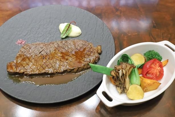 メインは「国産牛サーロインのグリル」など全5品から選択可。一緒に供されるガニッシュは全3品から選べる。写真は「シェフズセレクション ローストベジタブル」