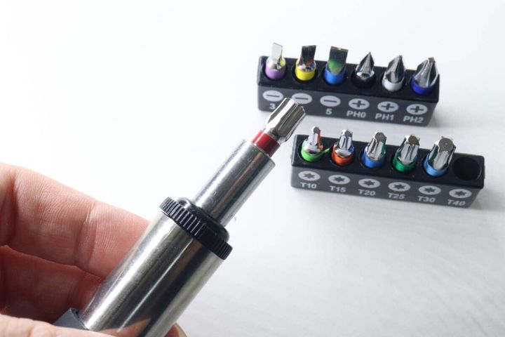 ラチェットドライバーにトルクスビットを装着している手元