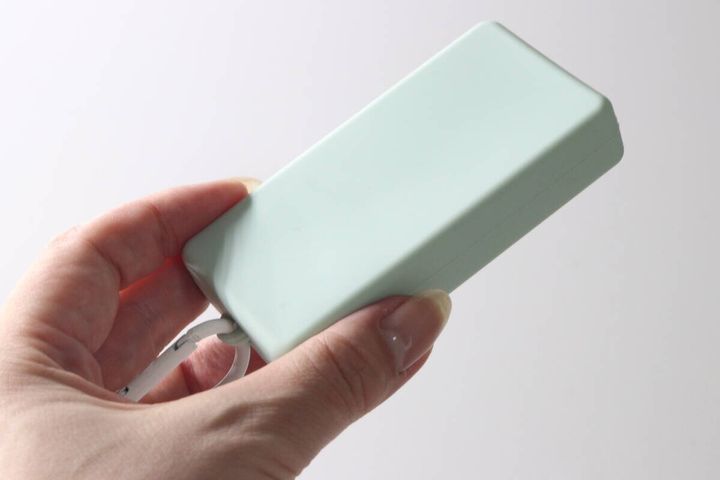 女性がミントグリーンのシリコンケースを手に持っている