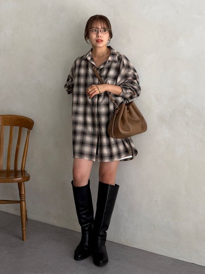 オーバーサイズチェックシャツをミニワンピ風に着た女性