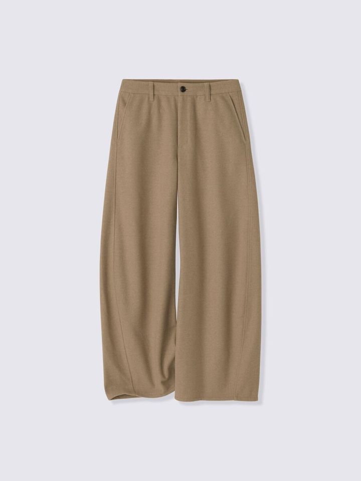 ベージュのバレルシルエットパンツが平置きされている