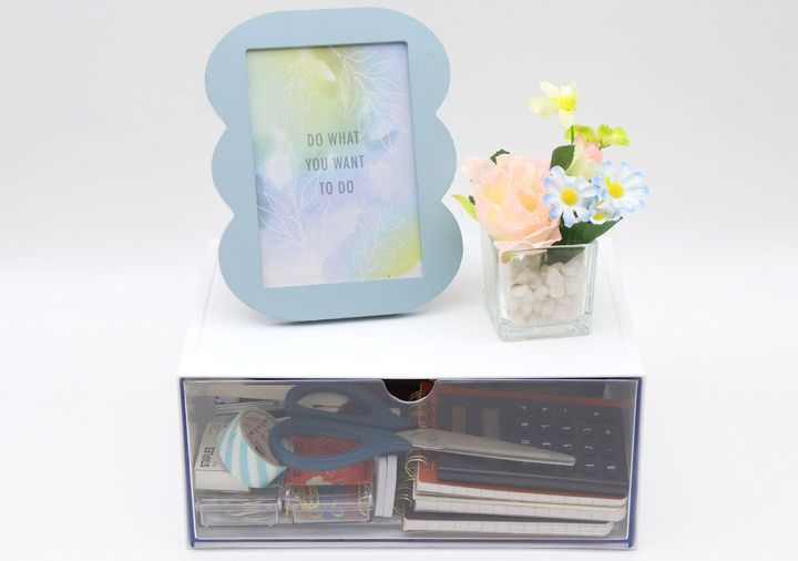 卓上収納ケースの上に写真立てと造花を飾った使用例