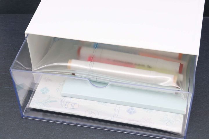 透明な引き出しにレターセットとカラーペンを収納
