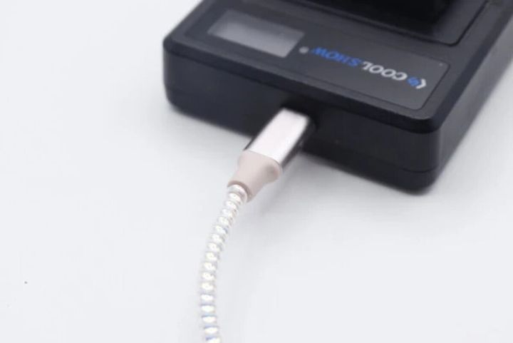 白い充電器にセリアのオーロラタイプType-C充電ケーブルを接続している様子