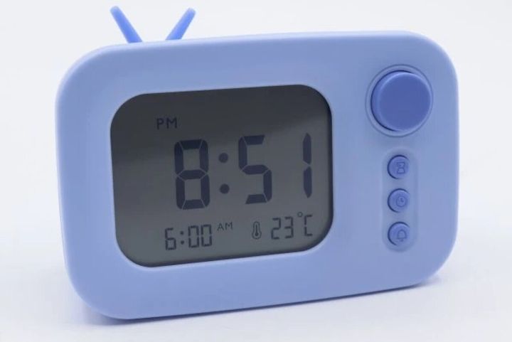 青いテレビ型デジタル時計が時刻「8:51」、アラーム、室温を表示している