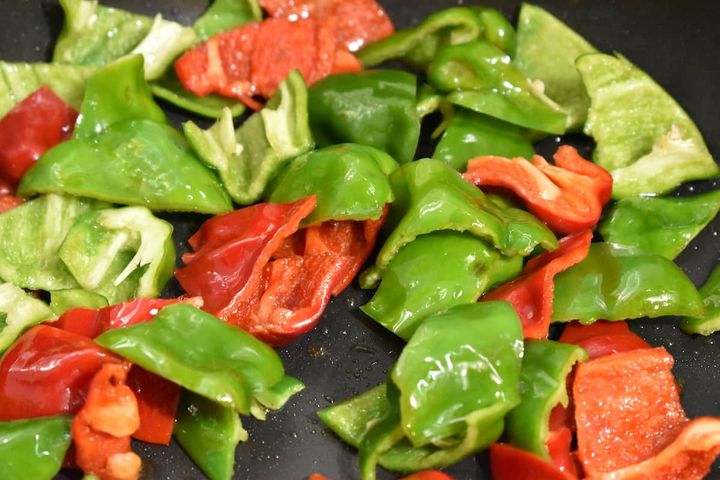 フライパンでピーマンを炒める様子