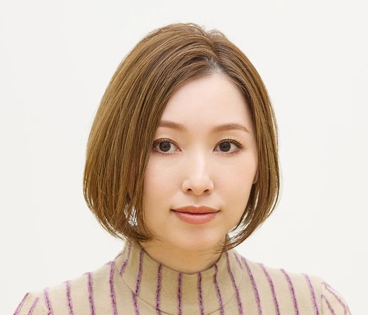 あご下2cmの前下がりのショートボブ 正面